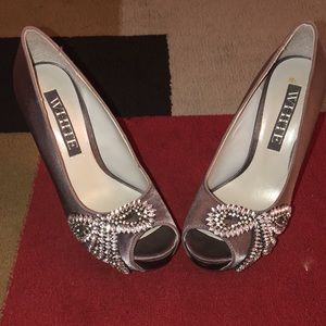 Vera Wang heels size 7 never worn